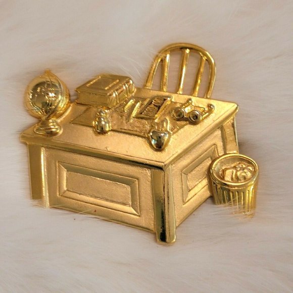 Jewelry - VINtage JJ Teacher Desk Brooch Pin Gold Tone Metal Textured Signed Apple 6134